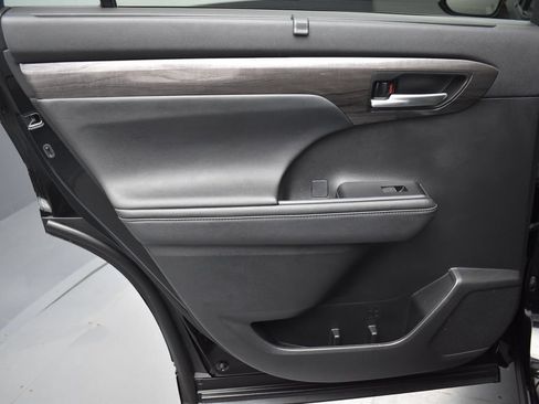 Used 2023 Toyota Highlander Platinum FWD image 27