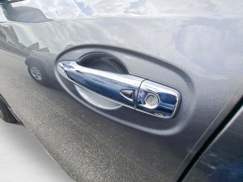 Used 2018 Nissan Rogue SV image 6