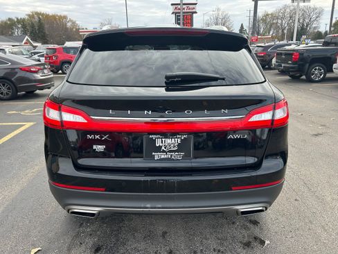 Used 2017 Lincoln MKX Reserve w/ Driver Assistance Package image 3