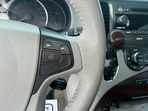 Used 2013 Toyota Sienna XLE FWD image 27