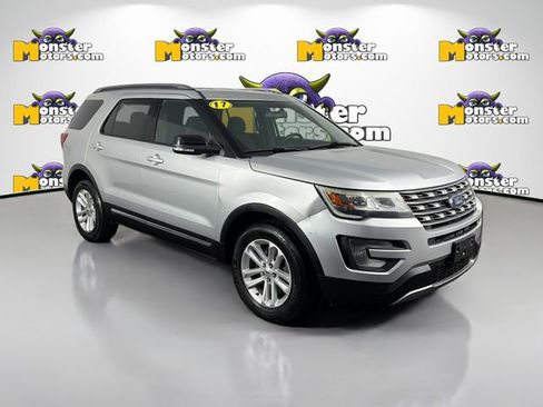 Used 2017 Ford Explorer XLT FWD image 3