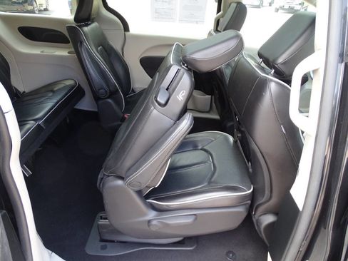 Used 2023 Chrysler Pacifica Limited image 44