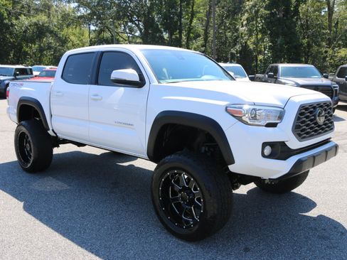 Used 2020 Toyota Tacoma TRD Off-Road w/ TRD Premium Off Road Package AWD/4WD image 10