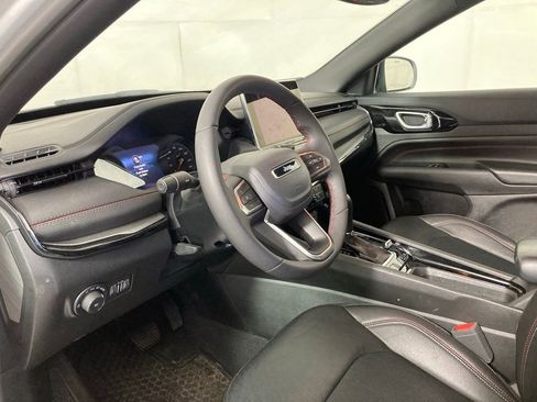 Used 2025 Jeep Compass Trailhawk AWD/4WD image 15