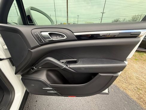 Used 2018 Porsche Cayenne Platinum Edition image 24