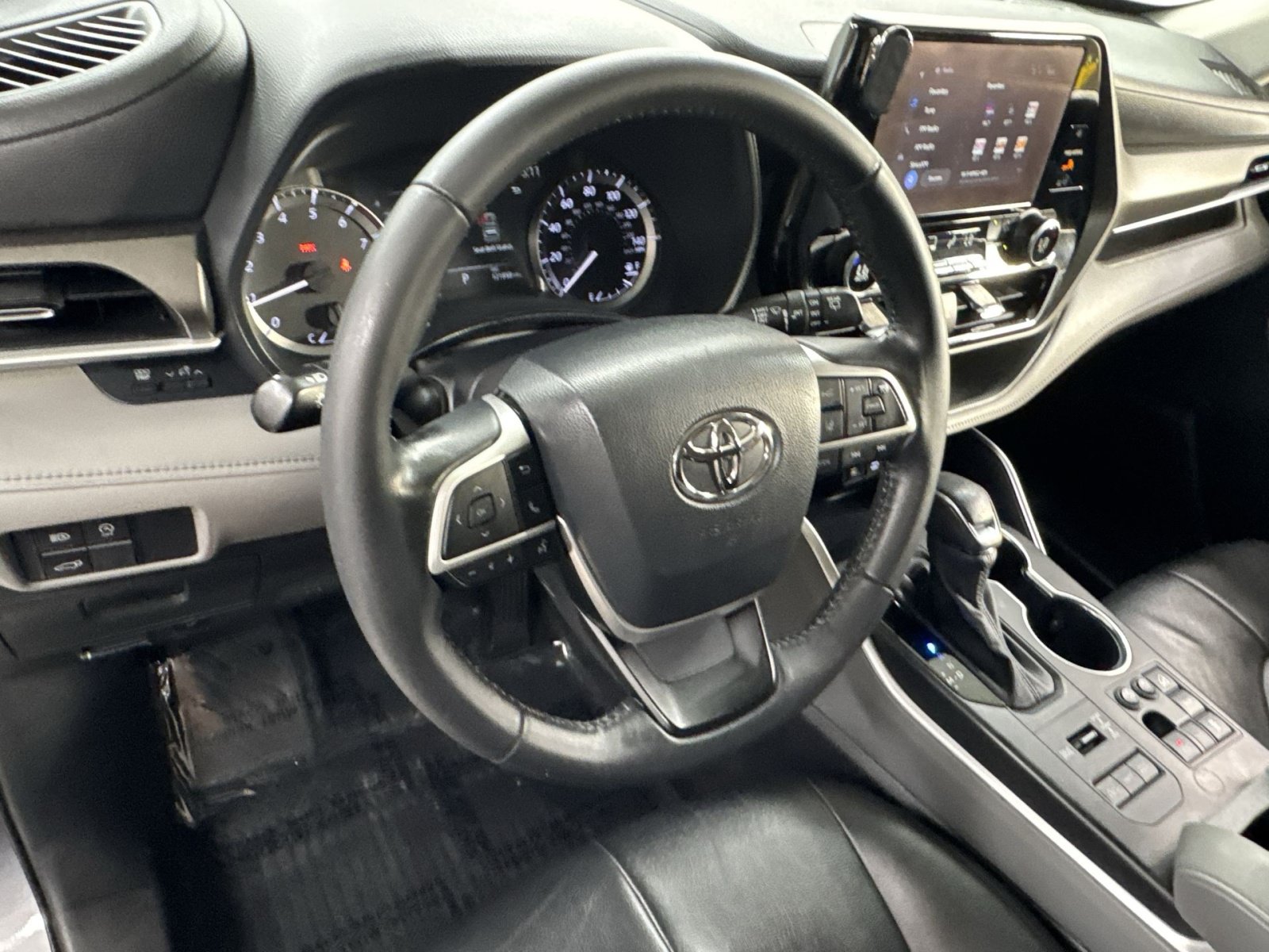 Used 2023 Toyota Highlander LE AWD/4WD image 13