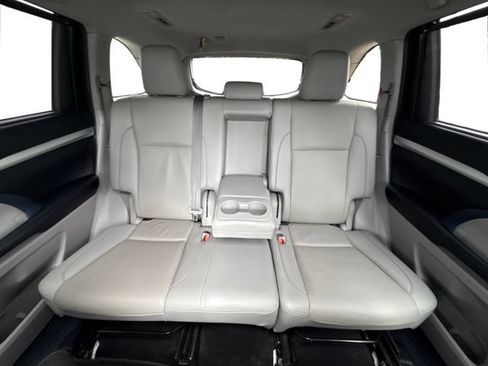 Used 2019 Toyota Highlander XLE AWD/4WD image 17
