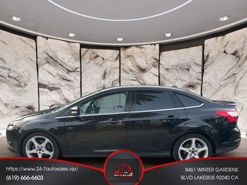 Used 2013 Ford Focus Titanium w/ Titanium Handling Pkg FWD image 2