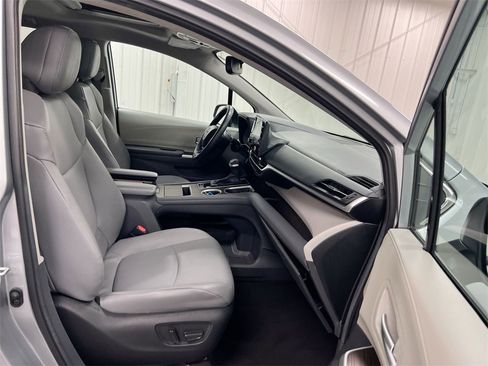 Used 2024 Toyota Sienna XLE image 22