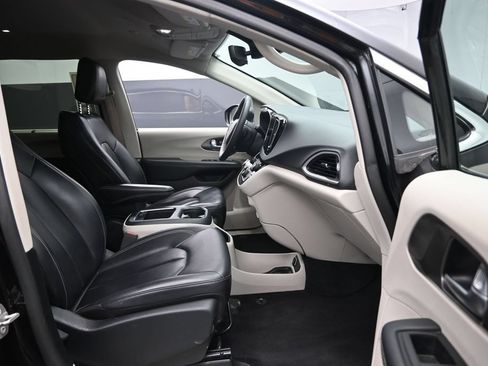 Used 2023 Chrysler Pacifica Touring-L FWD image 29