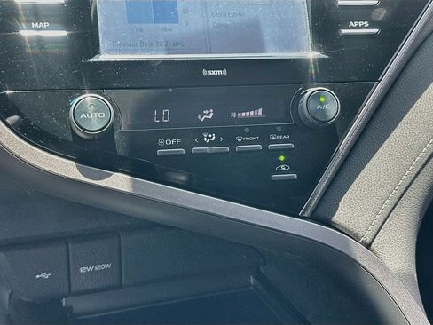 Used 2020 Toyota Camry SE FWD image 15