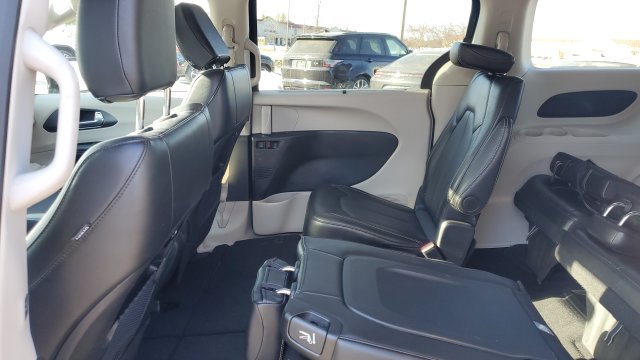 Used 2024 Chrysler Pacifica Touring-L FWD image 21