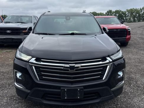 Used 2023 Chevrolet Traverse LT w/ Rear Camera Mirror Package AWD/4WD image 3