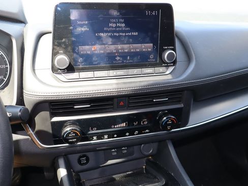 Used 2024 Nissan Rogue SV FWD image 6