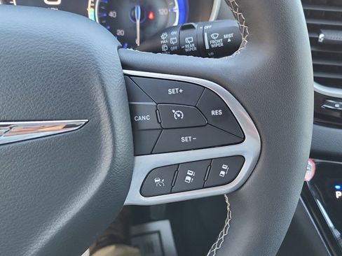 Used 2025 Chrysler Pacifica Select FWD image 28