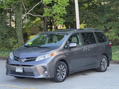 Used 2018 Toyota Sienna XLE w/ XLE Navigation Package AWD/4WD image 3