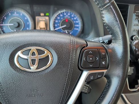 Used 2018 Toyota Sienna XLE Premium FWD image 26
