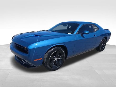 Used 2023 Dodge Challenger SXT RWD image 7