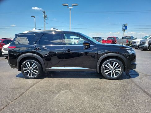 Used 2024 Nissan Pathfinder Platinum w/ Cargo Package AWD/4WD image 3