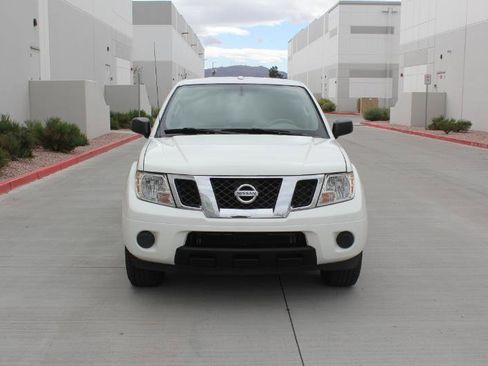 Used 2014 Nissan Frontier SV image 2