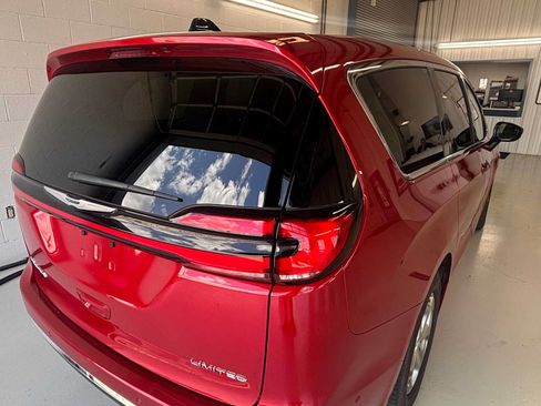 Used 2024 Chrysler Pacifica Limited FWD image 4
