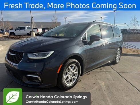 Used 2021 Chrysler Pacifica Touring-L image 3