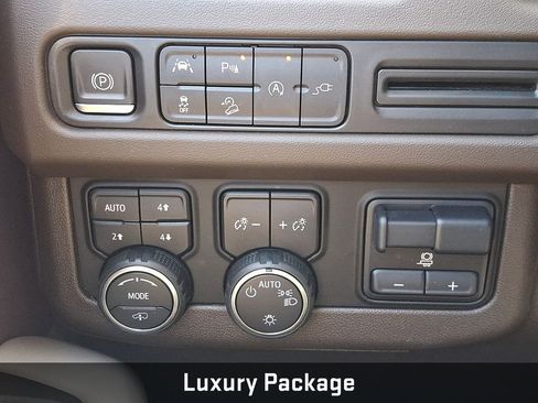 Used 2021 Chevrolet Suburban Z71 w/ Z71 Off-Road Package AWD/4WD image 20