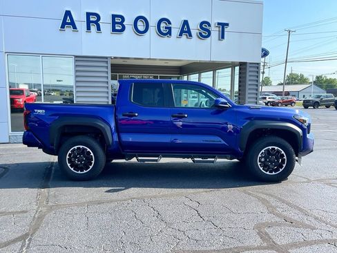 Used 2025 Toyota Tacoma TRD Off-Road AWD/4WD image 2