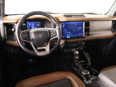 Used 2024 Ford Bronco Outer Banks AWD/4WD image 2