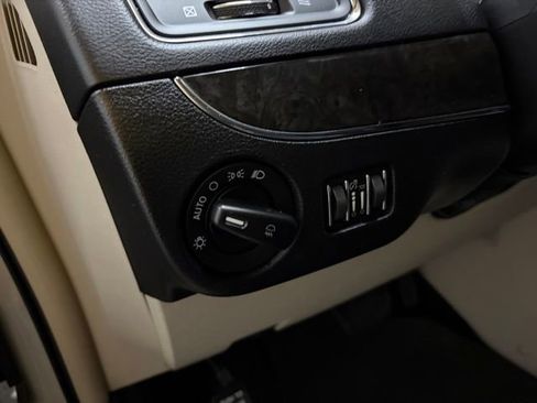 Used 2012 Chrysler Town & Country Touring-L w/ Premium Group FWD image 39