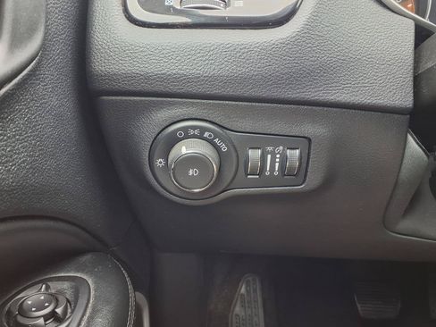 Used 2019 Jeep Compass Latitude FWD image 9