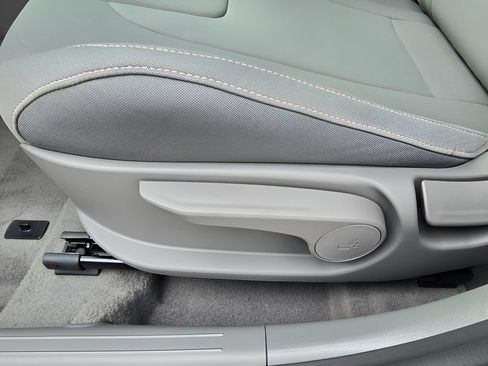 New 2026 Hyundai Elantra Hybrid FWD image 17