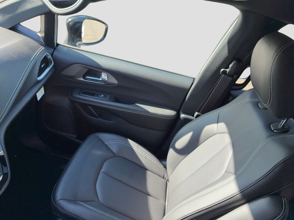 New 2027 Chrysler Pacifica Select FWD image 15