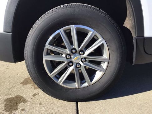 Used 2023 Chevrolet Traverse LT image 32