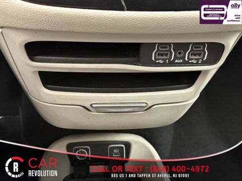 Used 2021 Chrysler Pacifica Touring-L image 43