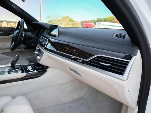 Used 2018 BMW 750i image 29