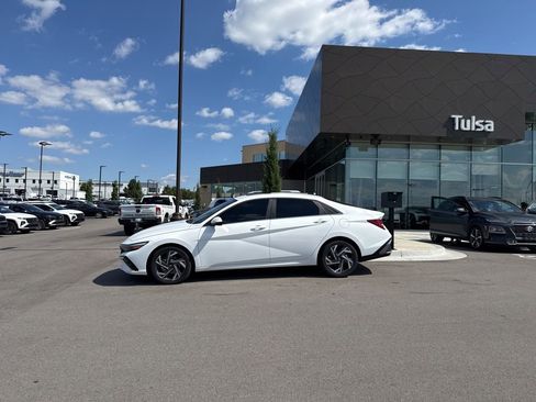 New 2025 Hyundai Elantra Limited image 6