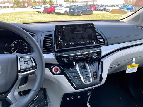 New 2026 Honda Odyssey Touring image 13