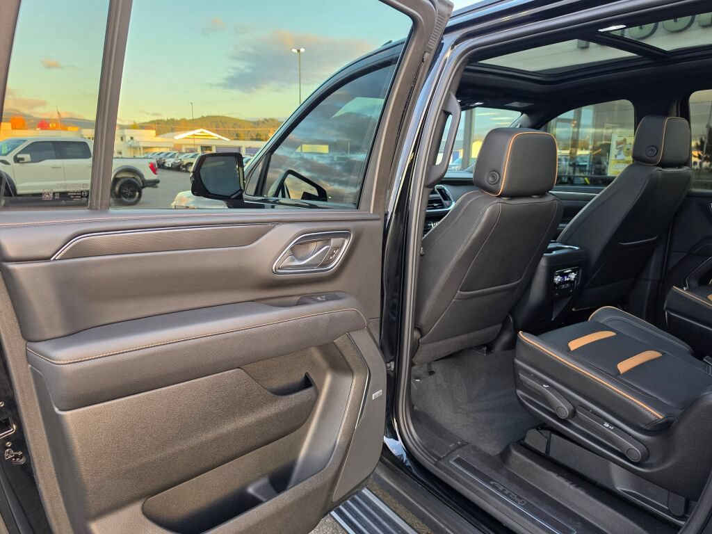 Used 2024 GMC Yukon XL AT4 w/ Technology Package AWD/4WD image 11