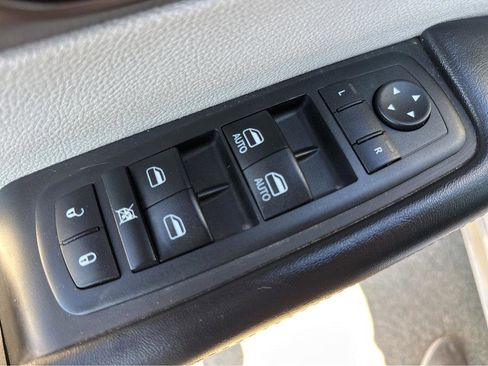 Used 2017 Chrysler Pacifica Touring-L image 36