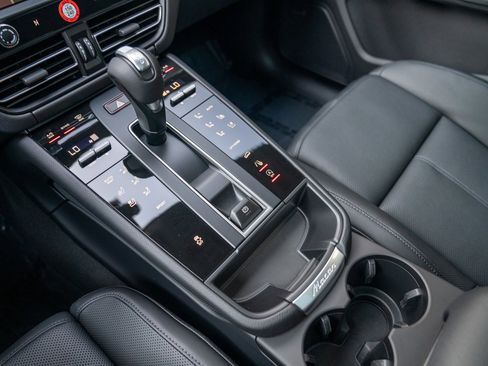 Certified 2025 Porsche Macan image 21