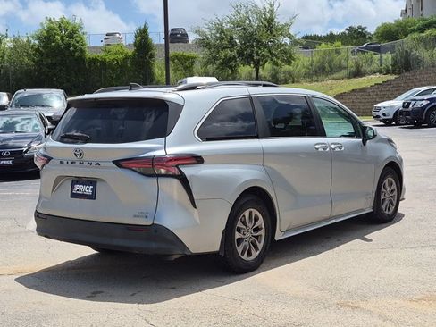 Used 2021 Toyota Sienna XLE FWD image 5