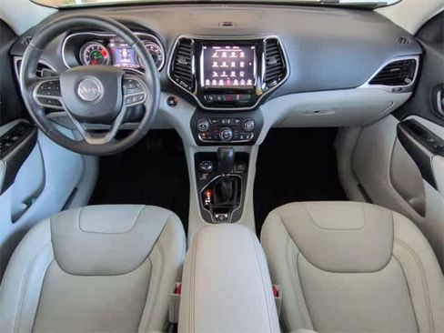 Used 2019 Jeep Cherokee Limited w/ Luxury Group image 16