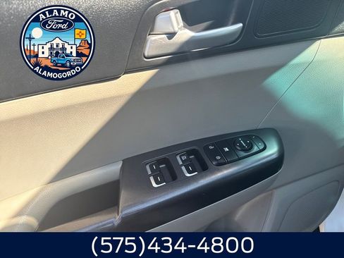 Used 2022 Kia Sportage LX image 3