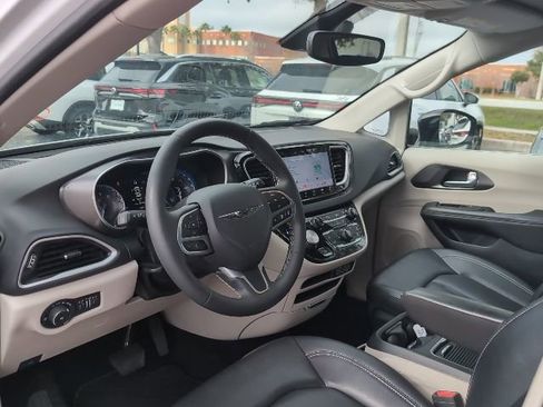 Used 2024 Chrysler Pacifica Touring-L image 7