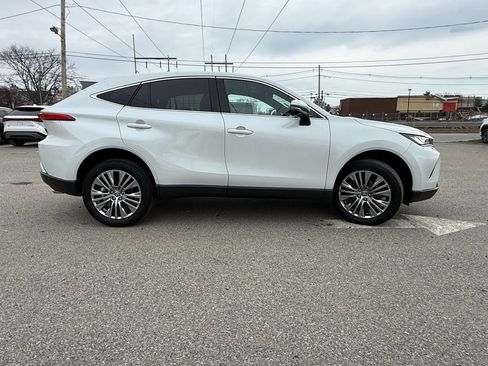 Used 2023 Toyota Venza Limited image 4