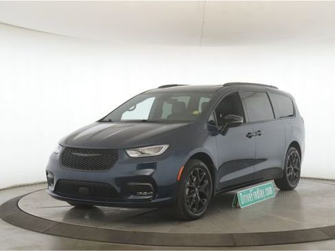 Used 2025 Chrysler Pacifica Limited AWD/4WD image 10