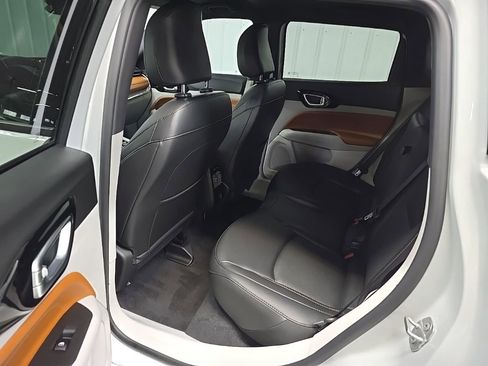 Used 2023 Jeep Compass Limited image 30