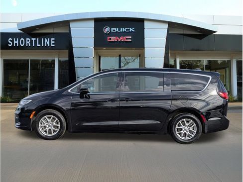 Used 2025 Chrysler Pacifica Select FWD image 6