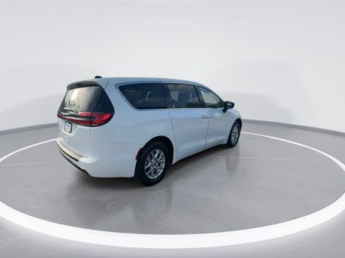 Used 2024 Chrysler Pacifica Touring-L FWD image 8